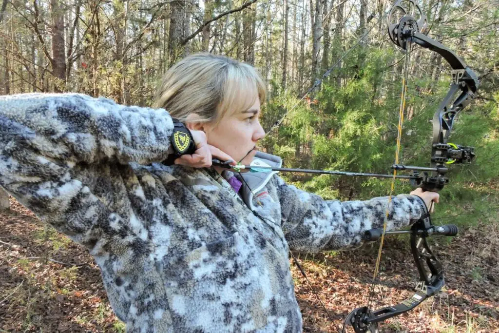 When it comes to getting started with archery or hunting, picking the right bow is crucial. Different kinds of bows are available, each with benefits and suitability for beginners